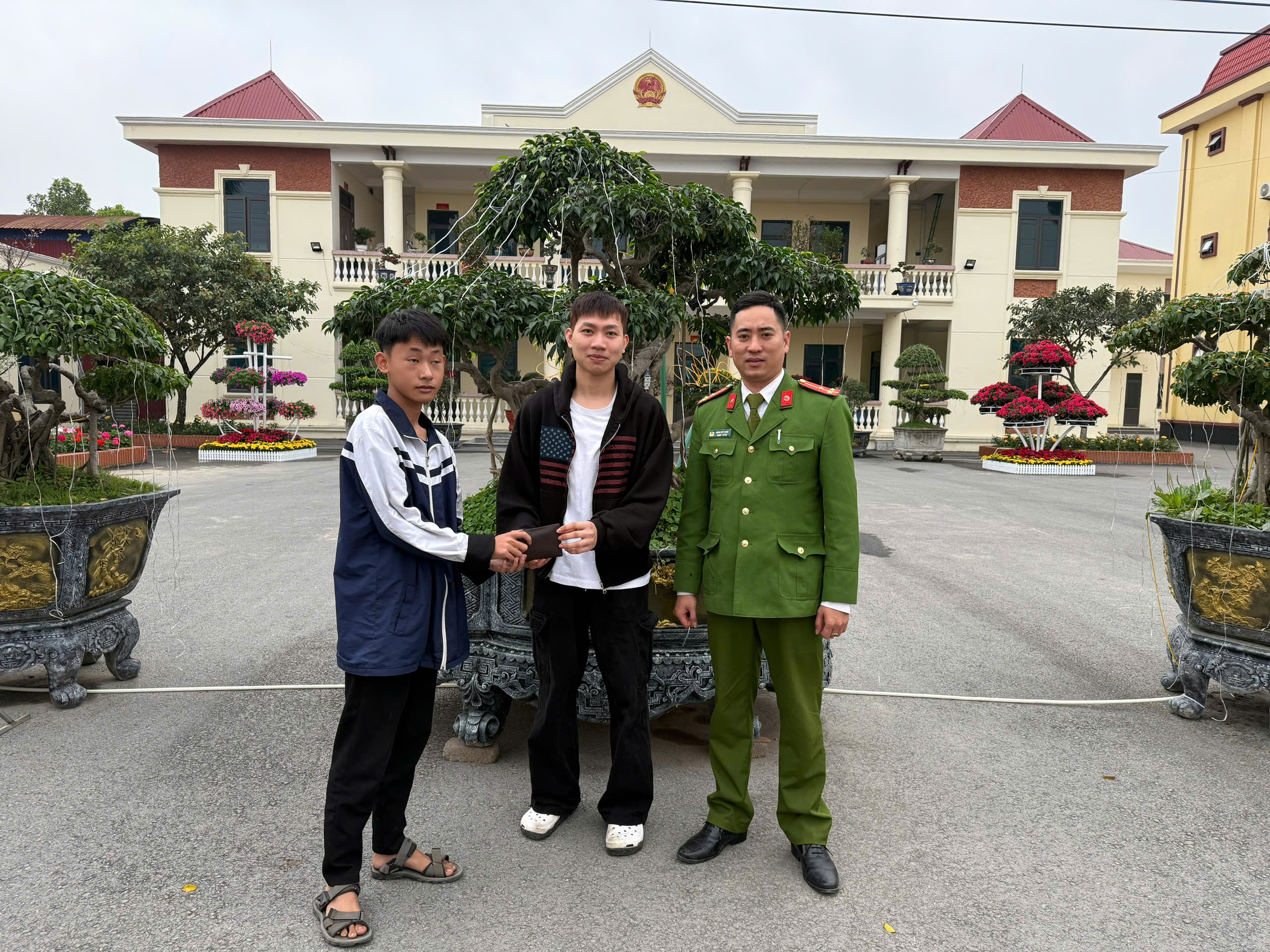 Học sinh lớp 11 trường THPT Nam Triệu, phường Bạch Đằng nhặt, trả lại ví cho người đánh rơi